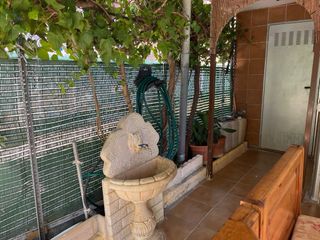 Parcela con patio y jardín.