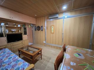 Parcela con patio y jardín.