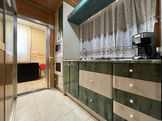 Parcela con patio y jardín.