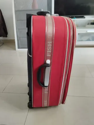 Maleta de viaje roja y negra