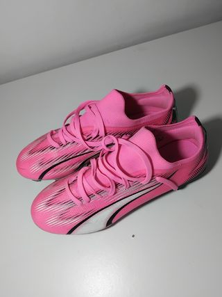Botas de fútbol Puma rosas y Negras Adidas.