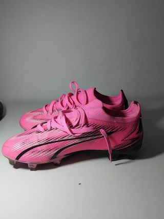 Botas de fútbol Puma rosas y Negras Adidas.