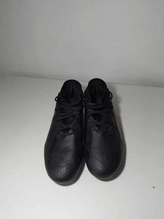 Botas de fútbol Puma rosas y Negras Adidas.