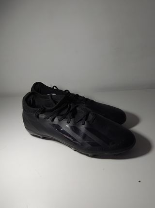 Botas de fútbol Puma rosas y Negras Adidas.