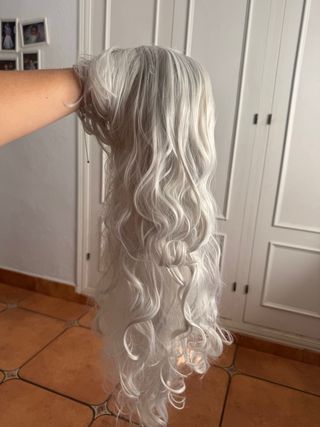 Peluca larga blanca ondulada