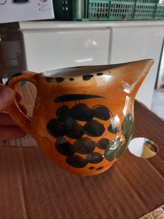 Piccola caraffa arancione in ceramica becco lungo