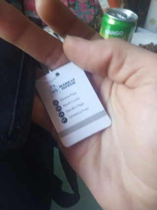 Nevera pequeña negra con cubos blancos