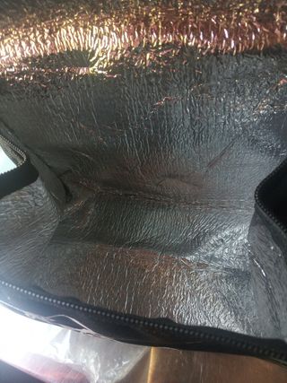 Nevera pequeña negra con cubos blancos