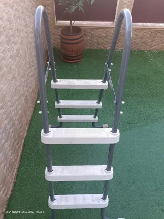 Escalera piscina
