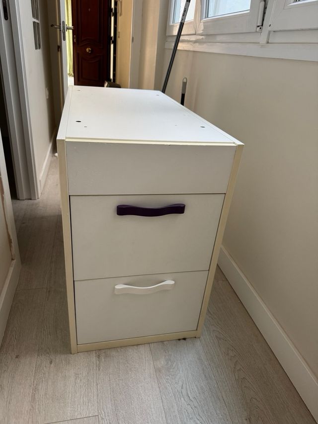 Mueble de cajones blanco y morado