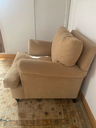Sillones orejeros beige de tela