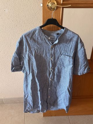Camisa de rayas azul y blanca