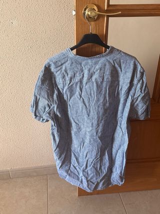 Camisa de rayas azul y blanca