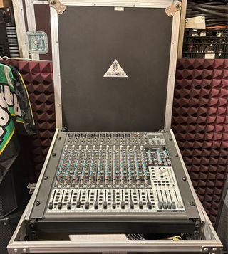 Mesa de Mezclas Behringer 20 Canales
HENYX 2442
