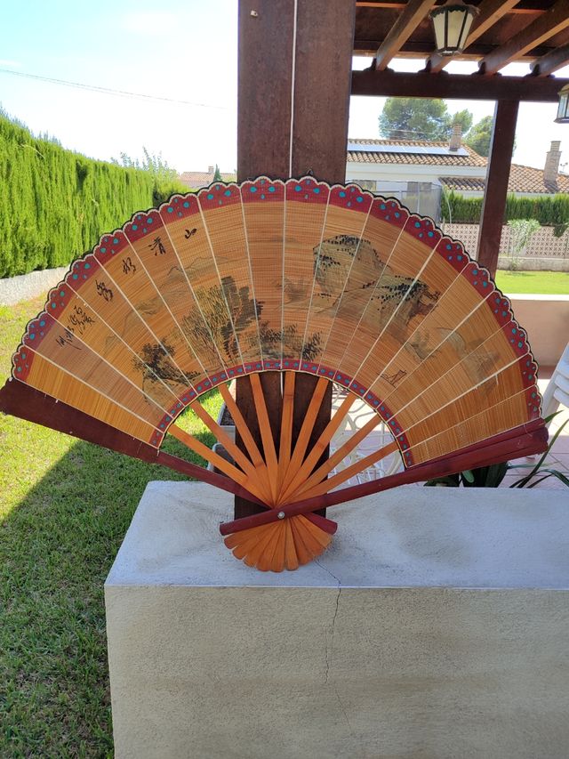 Abanico de bambú decorado