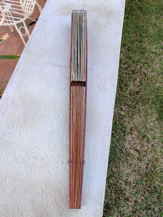 Abanico de bambú decorado