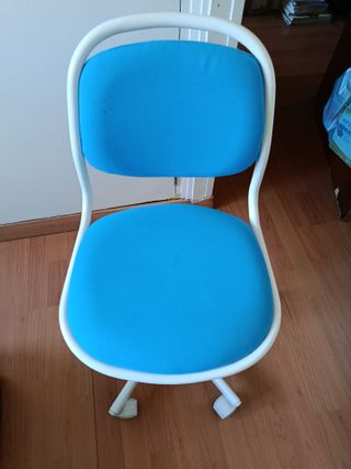 Silla infantil Ikea azul y blanca