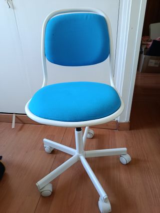 Silla infantil Ikea azul y blanca