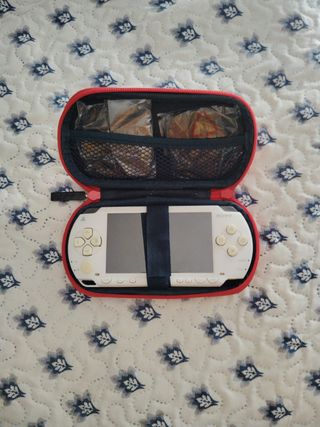 PSP Blanca con Funda y Cargador