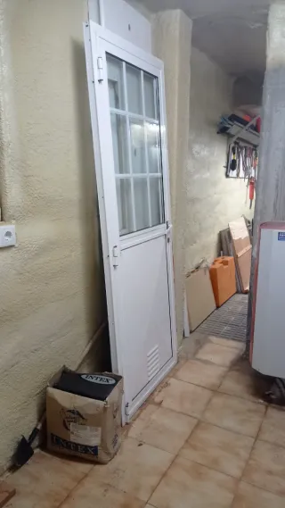 Puerta blanca con cristal