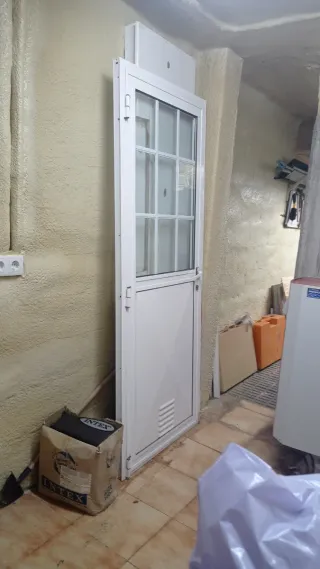 Puerta blanca con cristal