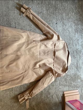Trench beige mai utilizzato