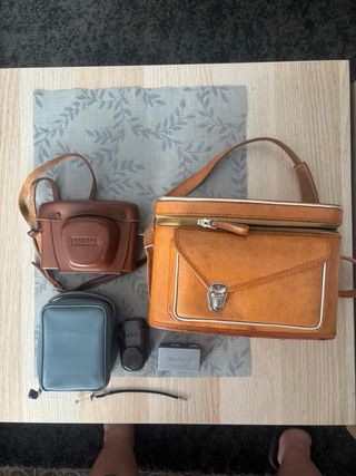 Cámara de fotos antigua con todos los accesorios