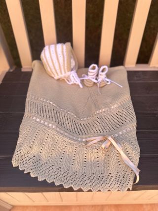 Conjunto bebé: toquilla, gorrito y patucos