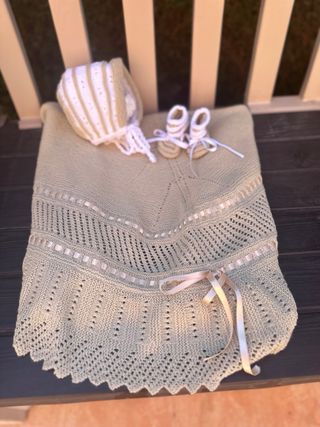 Conjunto bebé: toquilla, gorrito y patucos