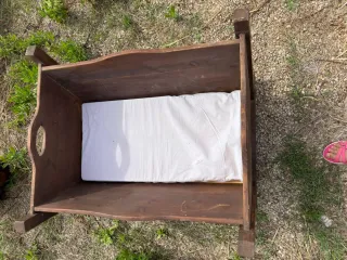 Cuna de madera para bebé