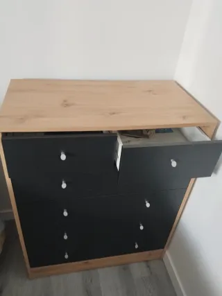 Cassettiera con 6 cassetti in nero e legno.
