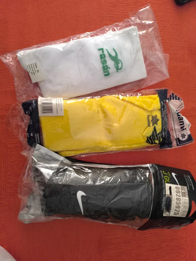Pack espinilleras Nike y medias Luanvi