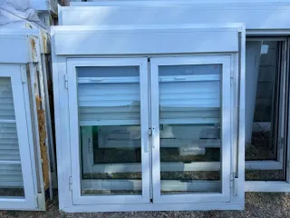 VENTANA ABATIBLE CON MOSQUITERA DE ALUMINIO.   