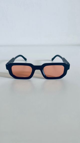 Occhiali da sole neri vintage con lenti ambrate 