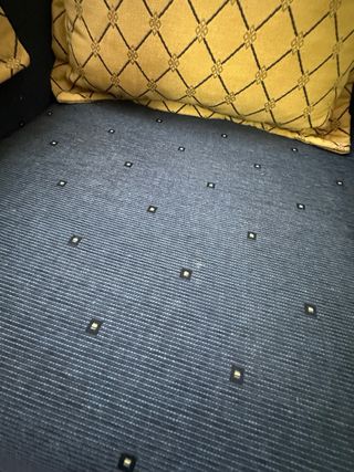 Sillón reclinable azul con cojines