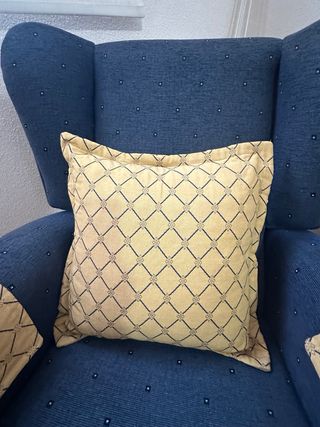 Sillón reclinable azul con cojines