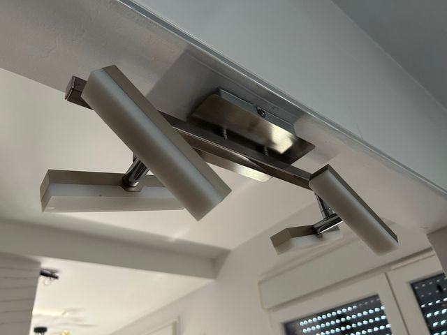 Lámpara LED móvil plata y blanco