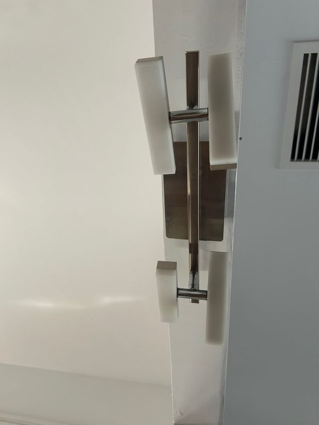 Lámpara LED móvil plata y blanco