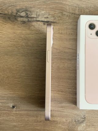 iPhone 13 Rosa con Accesorios