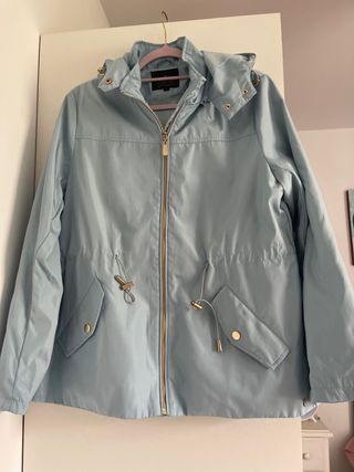 Parka azul clarito con capucha de la talla L 