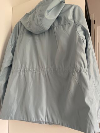 Parka azul clarito con capucha de la talla L 