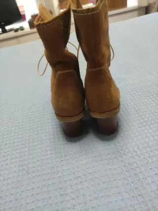 Botines de ante con cordones