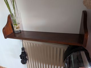 Estantería de madera marrón