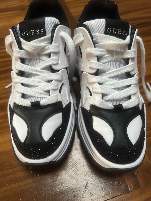 Deportivas Guess Blancas y Negras