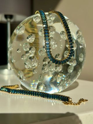 Collar y pulsera con incrustaciones de circon azul