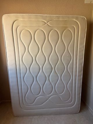 Colchón 135x180 cm (por 10€ más somier sin patas) 