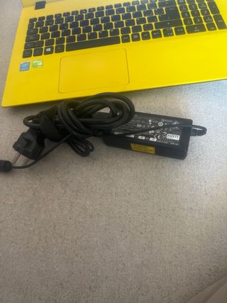 Portátil Acer Amarillo grande
Windows 10 Intel I5

