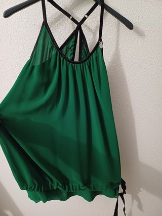 Vestido verde con tirantes y lazo