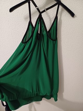 Vestido verde con tirantes y lazo