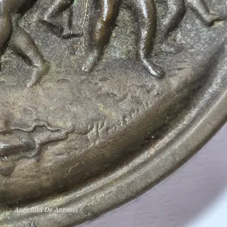Placchetta sbalzata in metallo con putti 